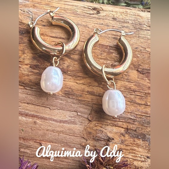 Alquimia Gold and White Pearl Hoop Earrings - Picture 1 of 1